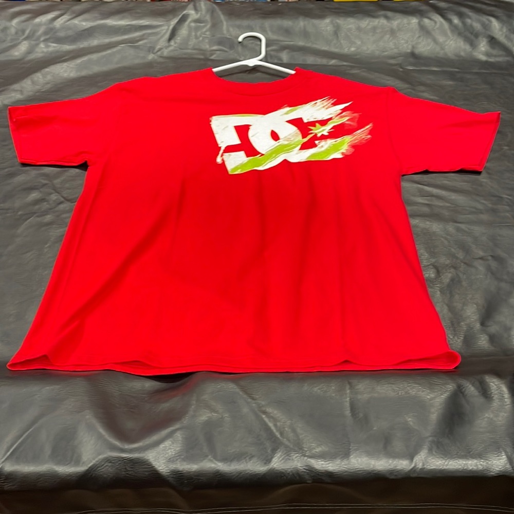 DC shoes mens t-shirt.  SIZE L